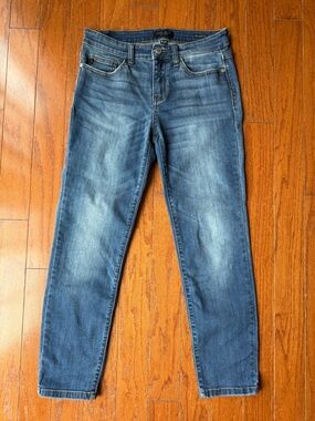 Judy Blue Classic Relaxed Fit Skinny Jeans in Medium Blue